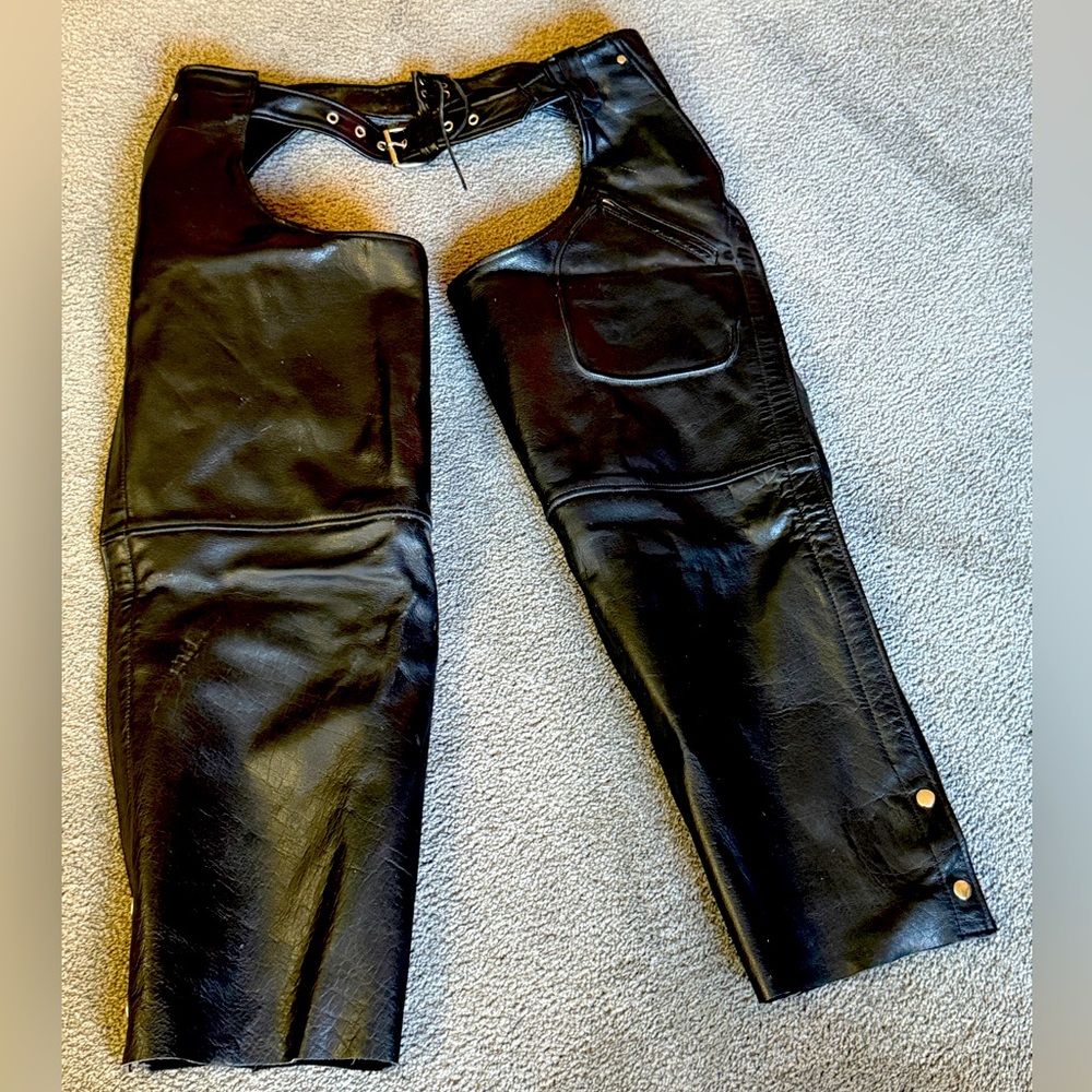 FIRST LEATHER APPAREL CHAPS. NWOT- Black. XXL. Unisex. Buckle & Lace adjustment.